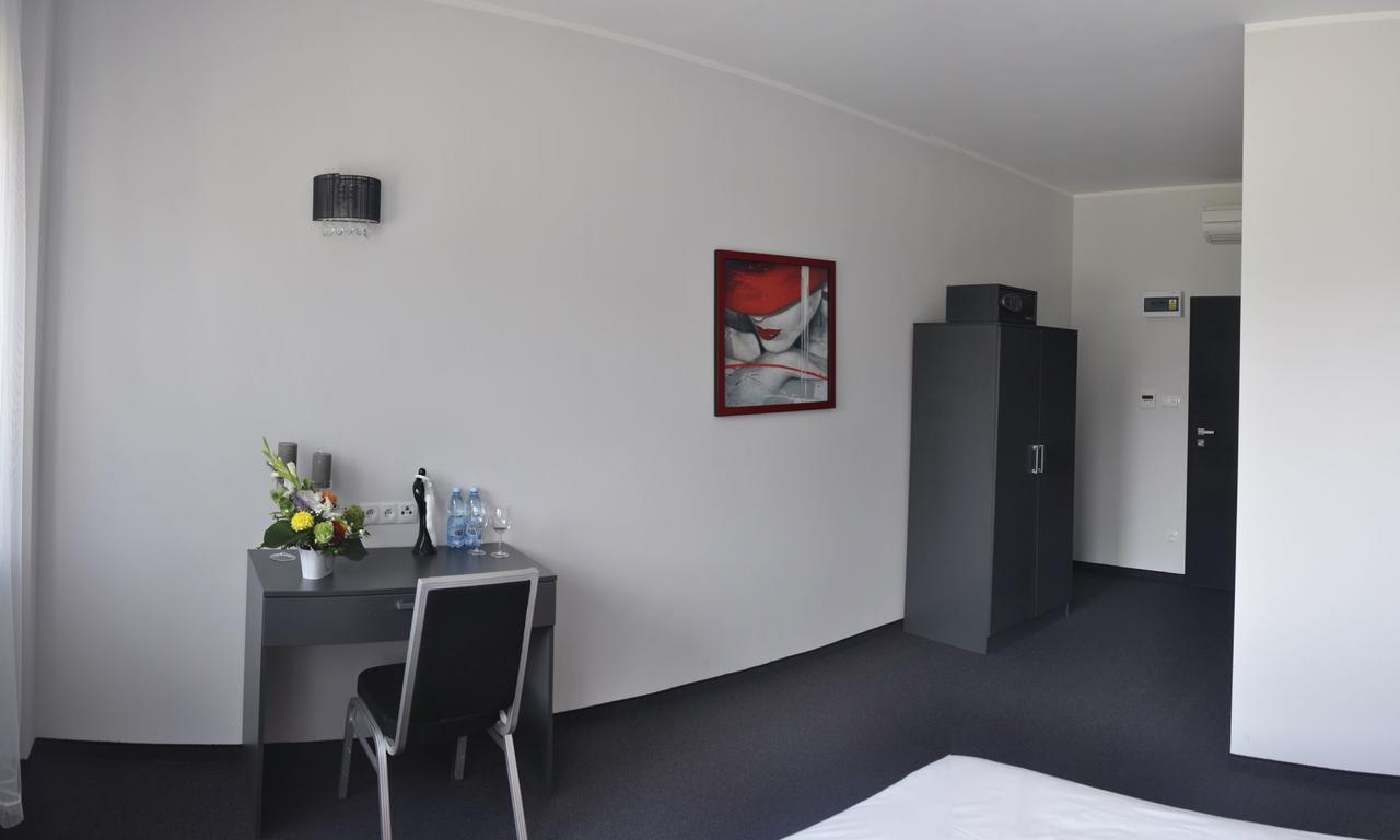 Bed and Breakfast Essenza Party Center Swidnica  Экстерьер фото